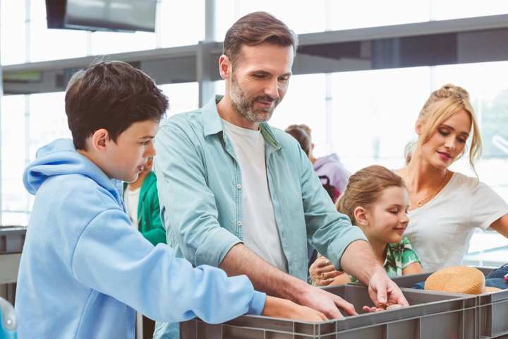 Sicherheitskontrolle am Flughafen mit Kindern