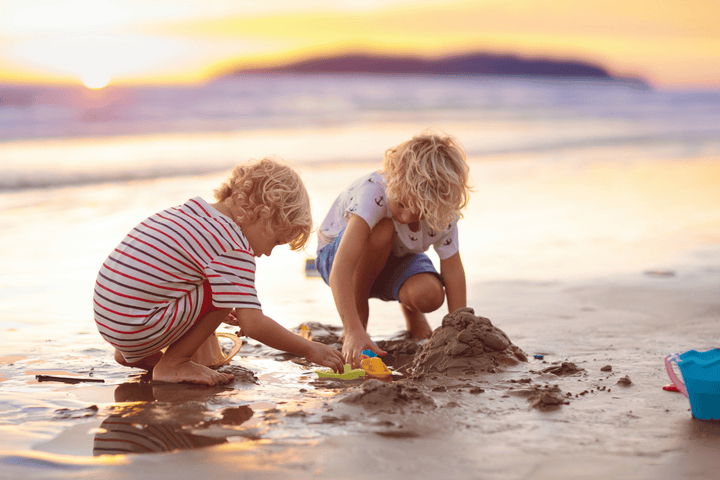  Strandspiele: 15 kreative Ideen für den Familienurlaub